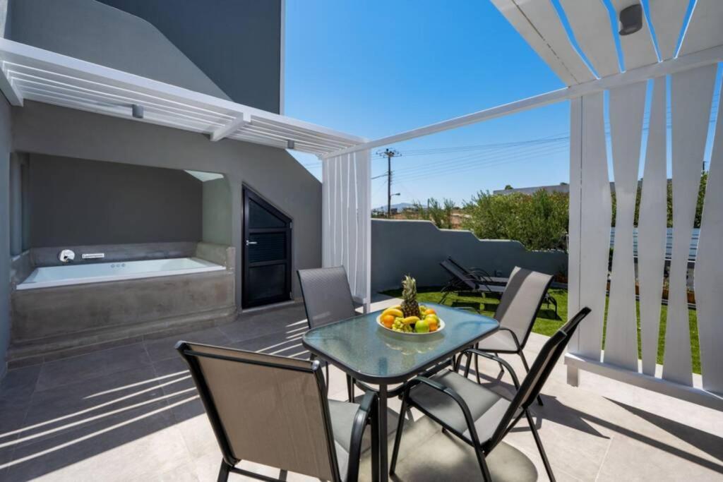 Christianna & George Luxury Hot Tub Apartment Fira  Zewnętrze zdjęcie