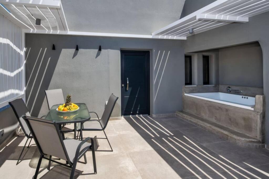 Christianna & George Luxury Hot Tub Apartment Fira  Zewnętrze zdjęcie